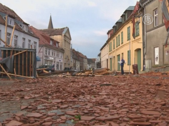 Городок в Германии восстанавливается после торнадо