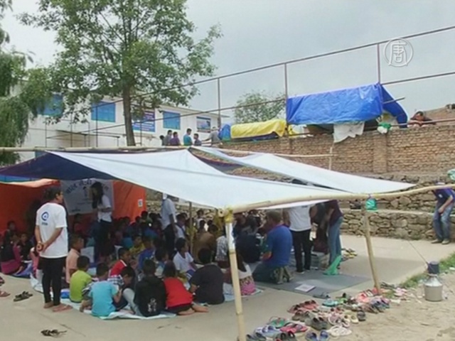 Для непальских детей открыли школу в палатках