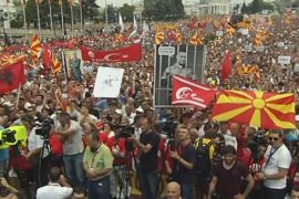 Тысячи македонцев протестуют против премьера