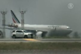 Лайнер Air France сел в сопровождении истребителей