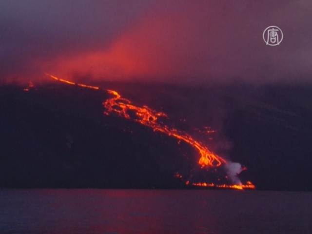 Галапагосы: лава из вулкана Вольф течет в океан