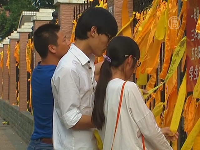 Жёлтые ленты наводнили Цзяньли в память о жертвах