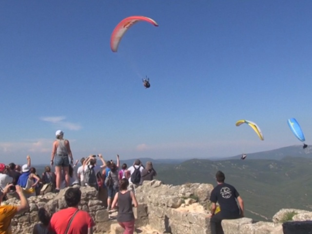 Воздушное шоу с парашютами устроили над замком