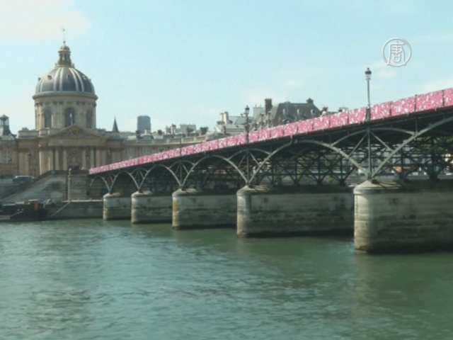 Мост Искусств в Париже украсили арабским «граффити»