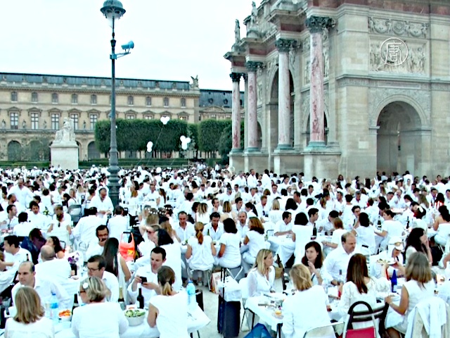 Тысячи человек в белом поужинали у Лувра