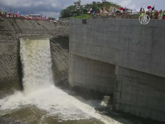 Панамский канал заполняют водой