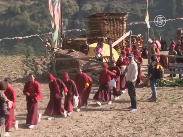 Из разрушенного монастыря Непала вывезли детей