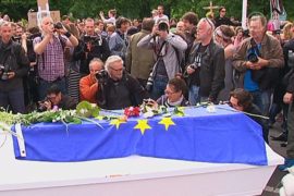 Протест в форме похорон мигранта провели в Берлине