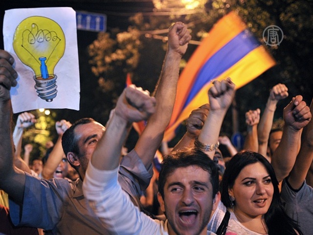 Протесты в Армении: танцы на проспекте