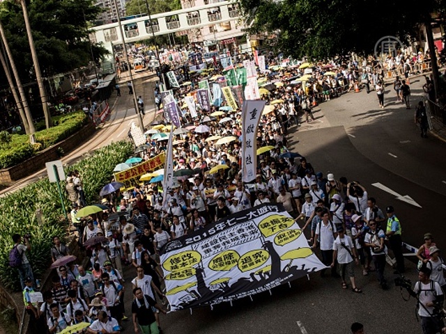Тысячи гонконгцев вышли на протест
