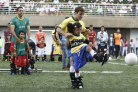 Неймар организовал футбол для детей-инвалидов