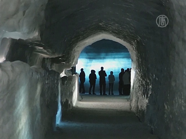Ледяной тоннель привлекает туристов в Исландию