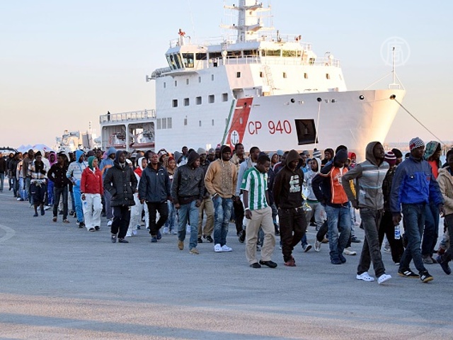 Поток беженцев в Италию и Грецию не сокращается