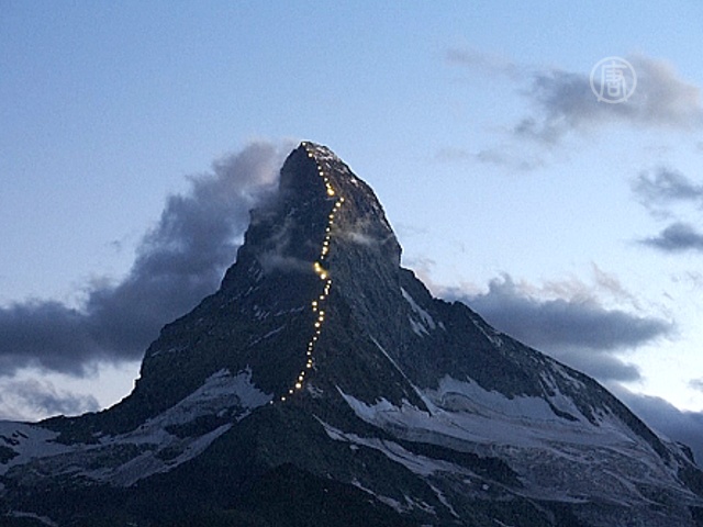 На горе Маттерхорн засияла тропа из огней