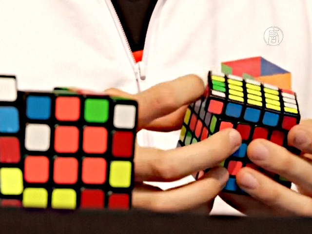 Австралиец собрал кубик Рубика за 5 секунд