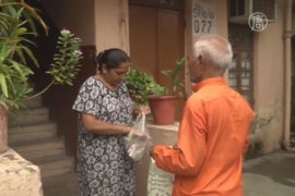 Индийский дедушка собирает лекарства для бедных