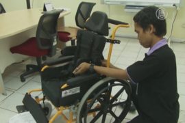 В Индонезии инвалидам дарят коляски