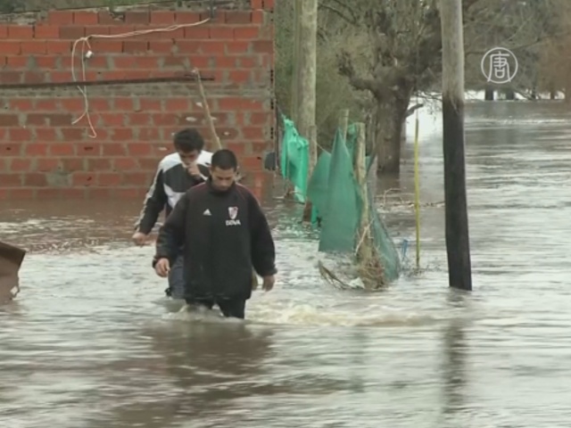 Аргентинцы ждут помощи после наводнения