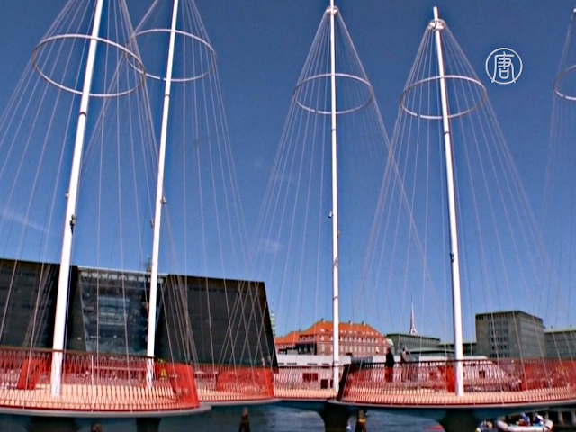 Мост из круглых платформ украсил Копенгаген