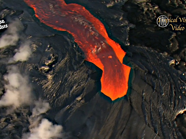 Вулкан на Гавайях активно извергает лаву