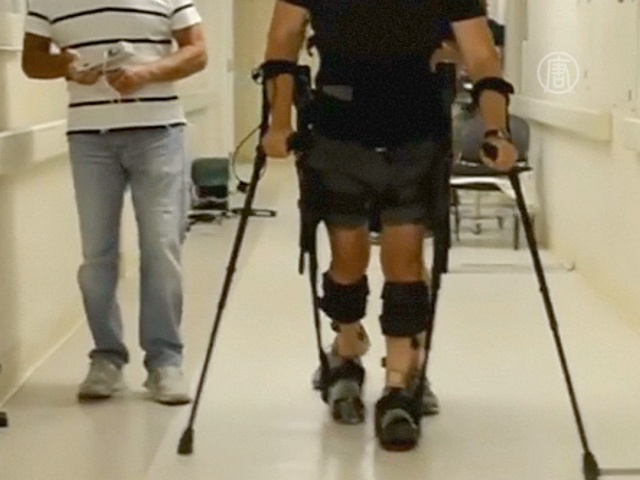 Экзоскелет «научил» ходить парализованного мужчину