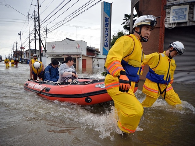 Японцы эвакуируются из-за наводнения