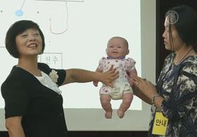 Южнокорейские пенсионеры учатся уходу за детьми