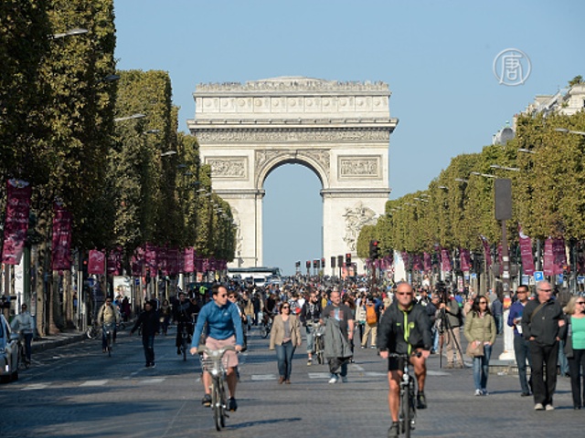Центр Парижа на день превратился в пешеходную зону