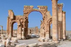 ИГ взорвало Триумфальную арку в Пальмире
