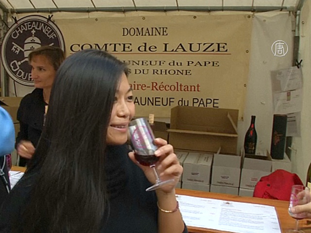 Вино дегустировали на фестивале урожая в Париже