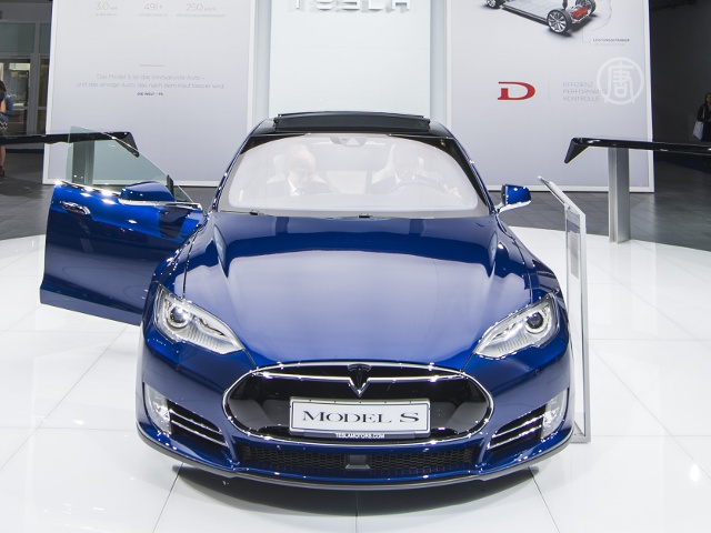 Для владельцев Tesla Model S создали автопилот