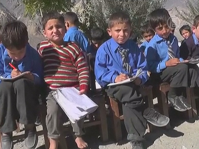 Пакистанские школьники учатся на улицах