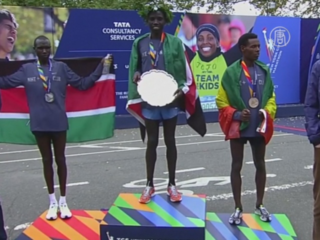 Победители Нью-Йоркского марафона празднуют победу