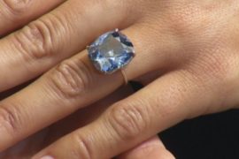Редкий ярко-голубой бриллиант выставят на аукцион