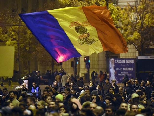 Протесты в Бухаресте не утихают третью ночь