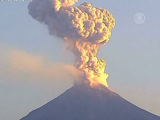 Вулкан Колима выбросил два мощных столба пепла