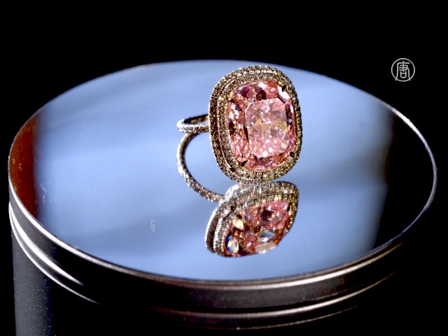 Розовый бриллиант продали за 28,5 млн долларов