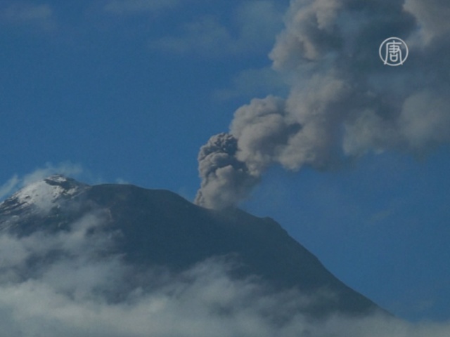 Вулкан в Эквадоре засыпал пеплом города