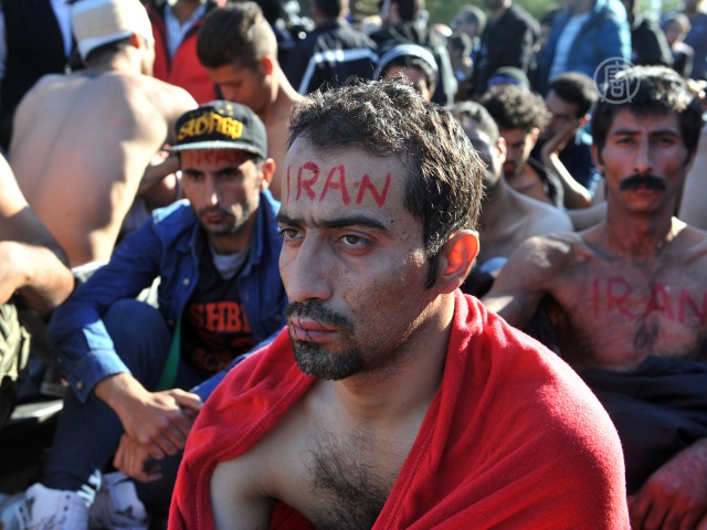 Мигранты протестуют, зашивая себе рты