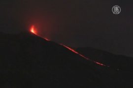 Этна извергает лаву