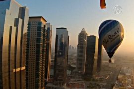 Над Дубаем взлетели десятки воздушных шаров