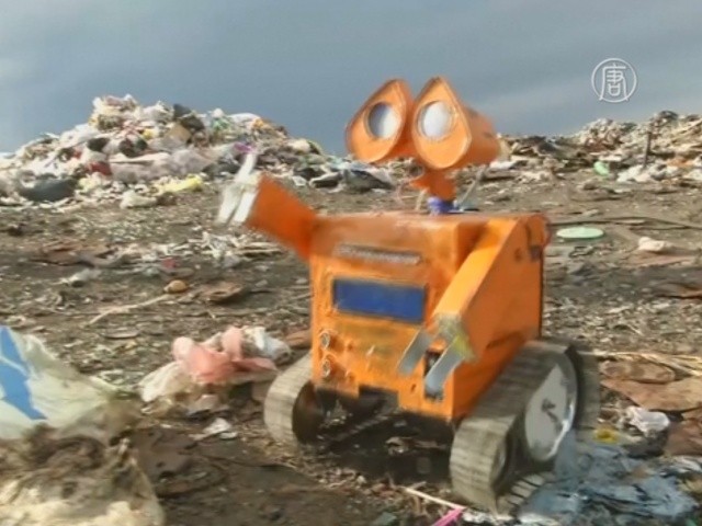Подросток делает роботов из мусора