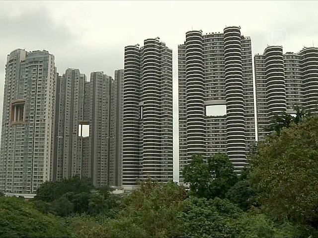 Почему в небоскрёбах Гонконга делают дыры?