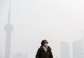 Жители Шанхая страдают от густого смога