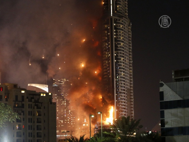 Дубай: пожар на фоне новогоднего фейерверка