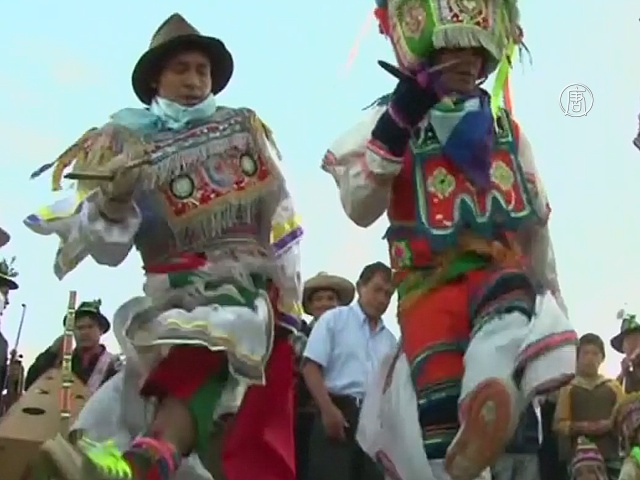 Перу: Новый год встретили танцем с ножницами