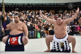 Борцы сумо встретили Новый год ритуальным танцем