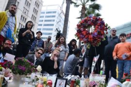 Голливуд: поклонники несут цветы к звезде Боуи