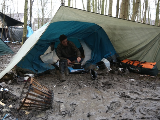 Тысячи мигрантов живут во Франции в холоде и грязи