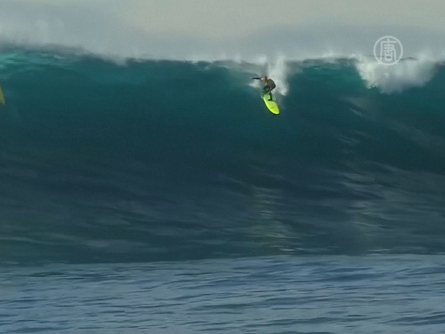 Австралиец покорил гигантские волны на сёрфе